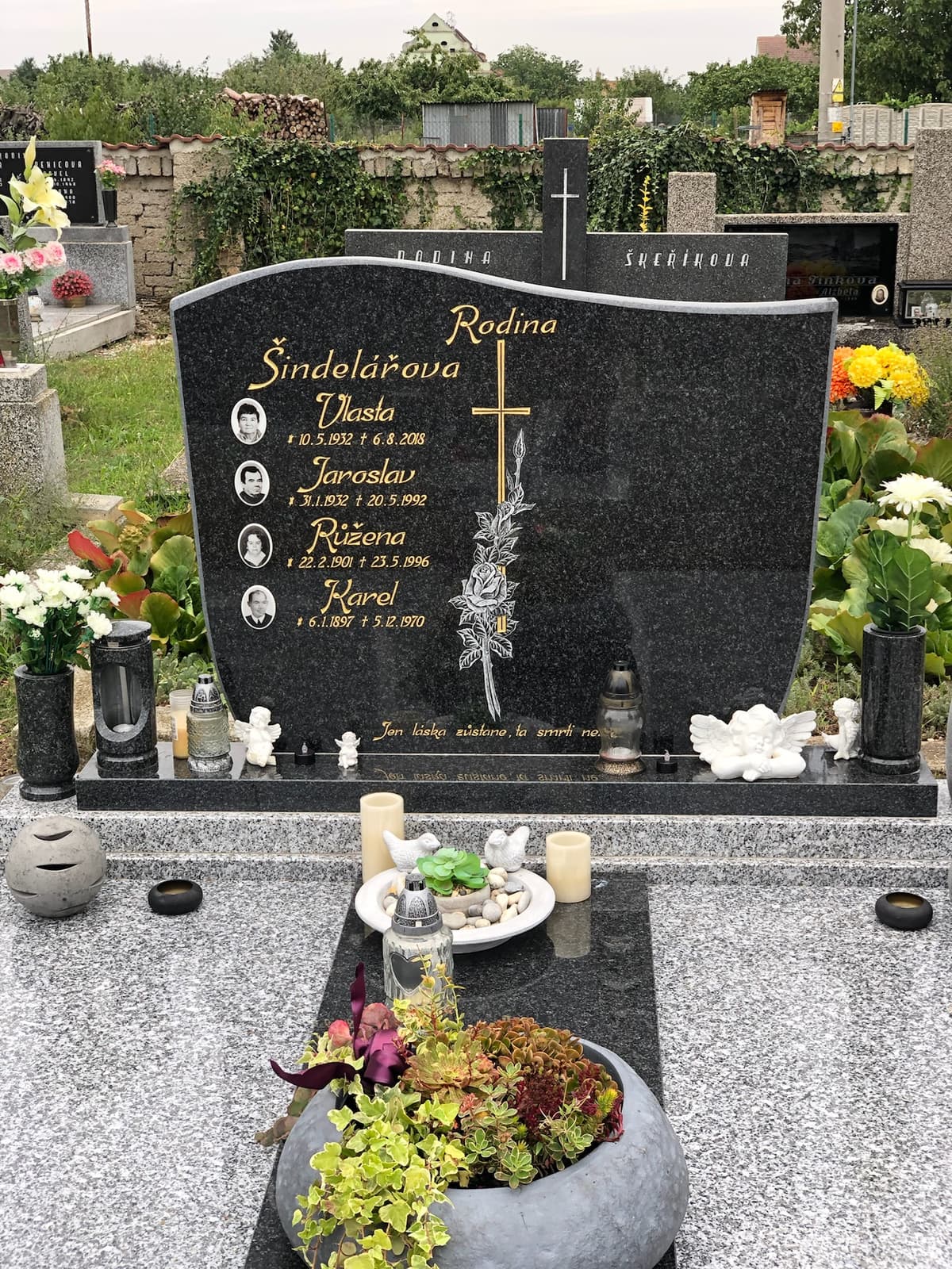 Kamenný pomník na míru – STONIA kamenictví